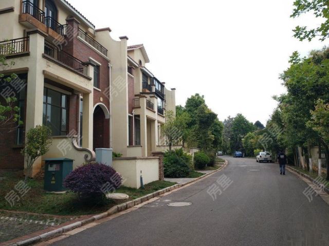 昆明安宁万辉联排别墅4室2厅3卫拎包入住性价壁灯中式豪华别墅客厅图片