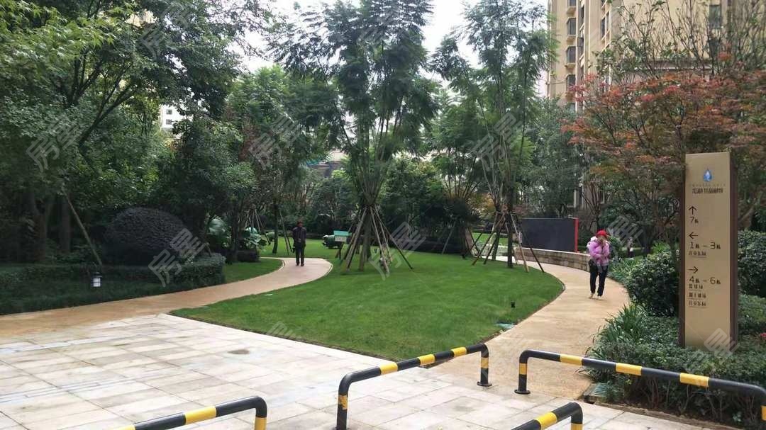 近龙泉路地铁口 龙湖水晶郦城3房2卫全新毛坯南北向 武城小学