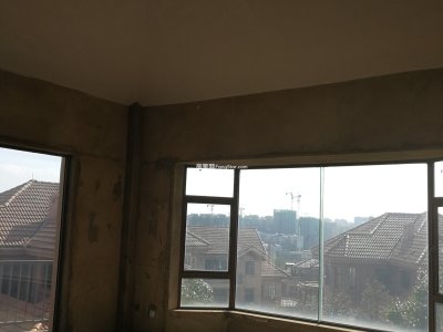 世林国际 70年产权别墅 自带超大花园及自带车