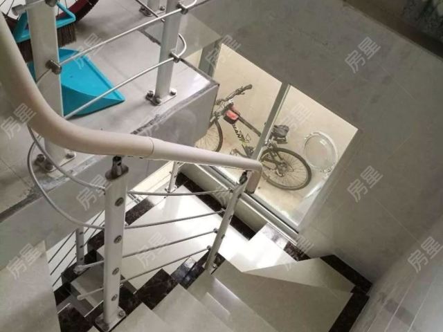 云岭星河庄园 一楼带地下室 小区进入口 地下前