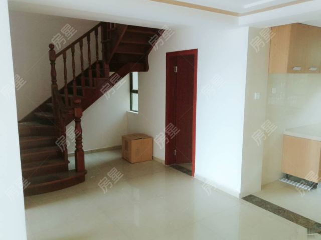 精装修叠加别墅无人住过 带产权车位 环境好位