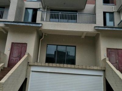 联排别墅带地下车库 毛坯 有两个大花园