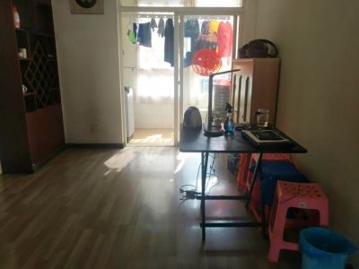 广福路 广福小区旁 精装修小三室 一梯两户 中间