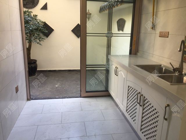 西园路西华小区 精装一楼三室一厅两卫 带三个