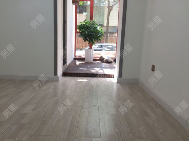 西园路西华小区 精装一楼三室一厅两卫 带三个