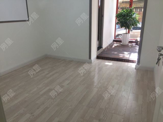 西园路西华小区 精装一楼三室一厅两卫 带三个