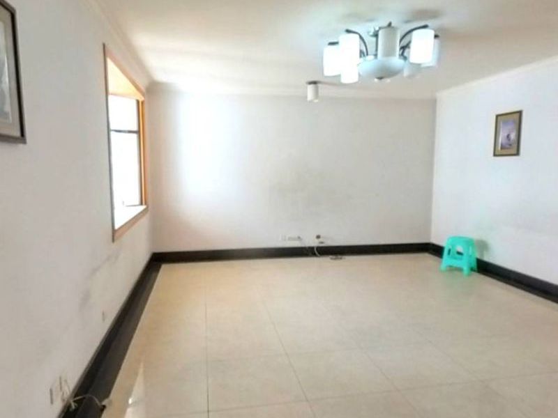 4室2廳2陽臺 金實小區(qū)客廳