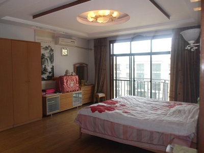 6室3廳3陽(yáng)臺(tái) 世界花苑臥室