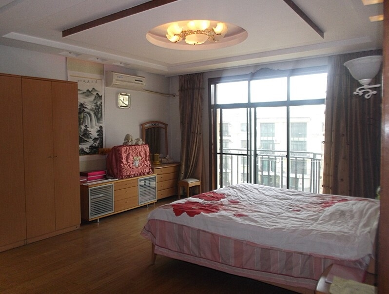 6室3廳3陽(yáng)臺(tái) 世界花苑臥室