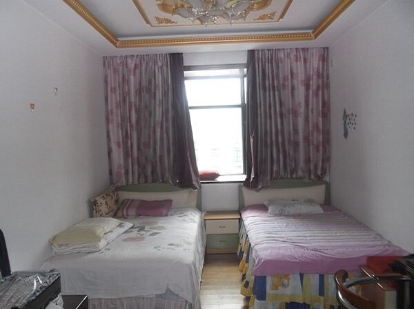 6室3廳3陽(yáng)臺(tái) 世界花苑臥室