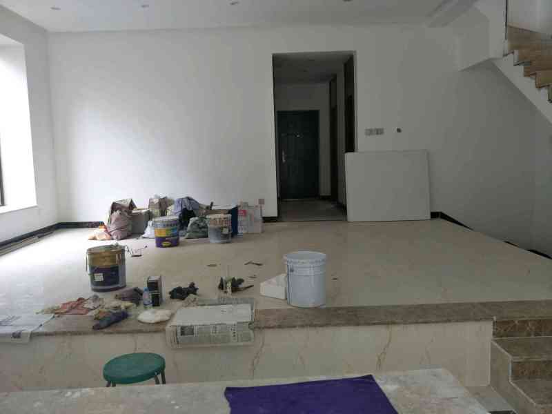 5室3廳3陽(yáng)臺(tái) 果林湖畔別墅客廳