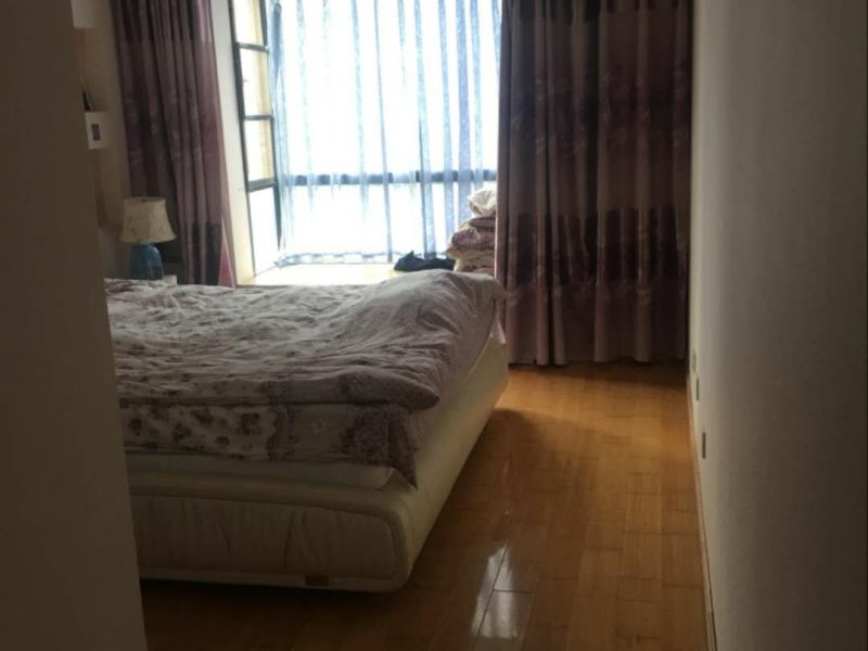 4室2廳1陽(yáng)臺(tái) 假日城市臥室