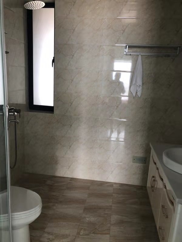 3室2廳3陽臺(tái) 綠地海珀瀾庭衛(wèi)生間