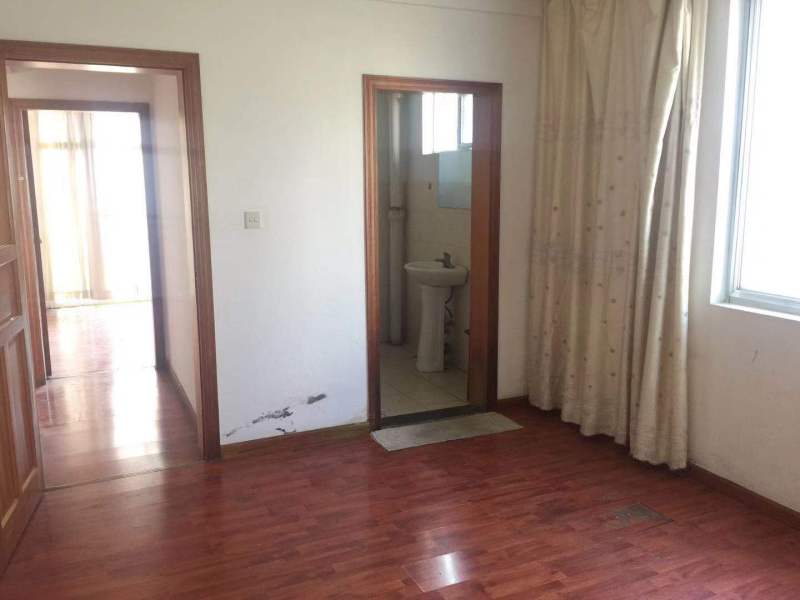 4室2廳2陽臺 凱苑小區(qū)臥室