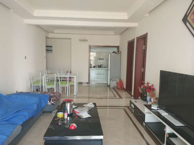 3室2廳2陽(yáng)臺(tái) 英茂華府客廳