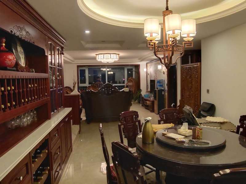 5室2廳2陽臺(tái) 世紀(jì)城華春苑客廳