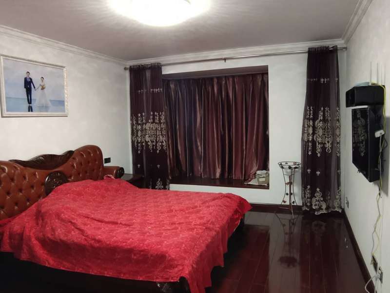 5室2廳2陽臺(tái) 世紀(jì)城華春苑臥室