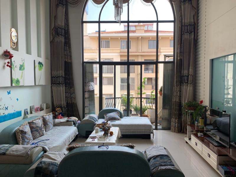 4室2廳2陽(yáng)臺(tái) 香檳小鎮(zhèn)別墅客廳