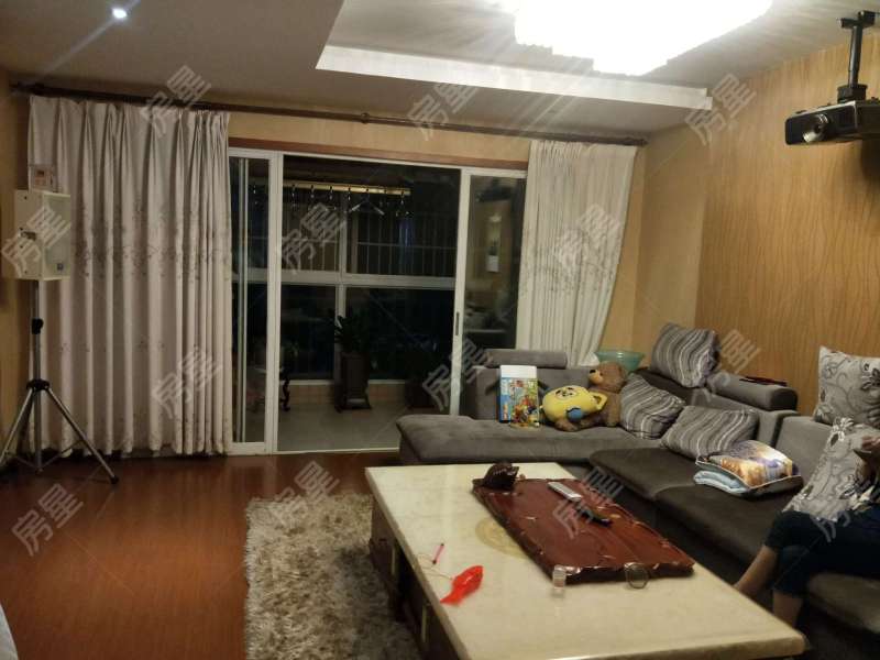 5室2廳2陽臺 世紀城詠春苑客廳