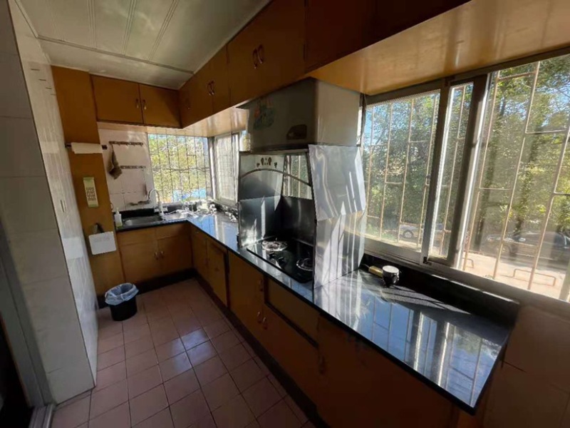 4室2廳2陽(yáng)臺(tái) 金殿青龍山（云南省生物制藥廠生活區(qū)）客廳