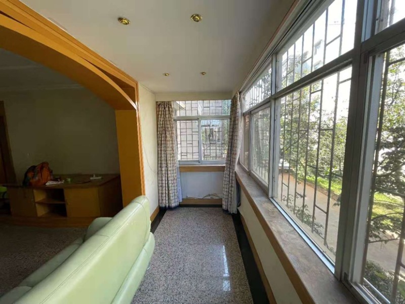 4室2廳2陽(yáng)臺(tái) 金殿青龍山（云南省生物制藥廠生活區(qū)）客廳