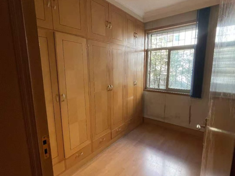 4室2廳2陽(yáng)臺(tái) 金殿青龍山（云南省生物制藥廠生活區(qū)）客廳