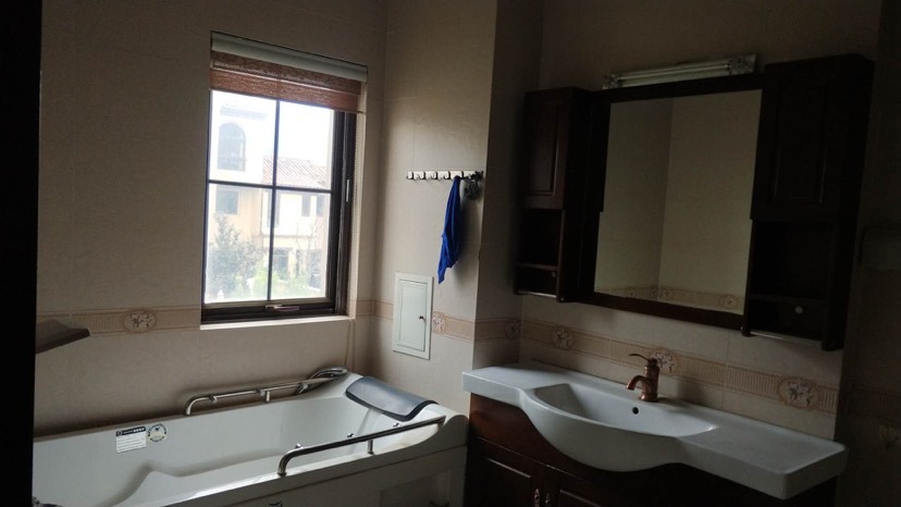 5室3廳2陽臺(tái) 奧宸橙郡一期別墅衛(wèi)生間