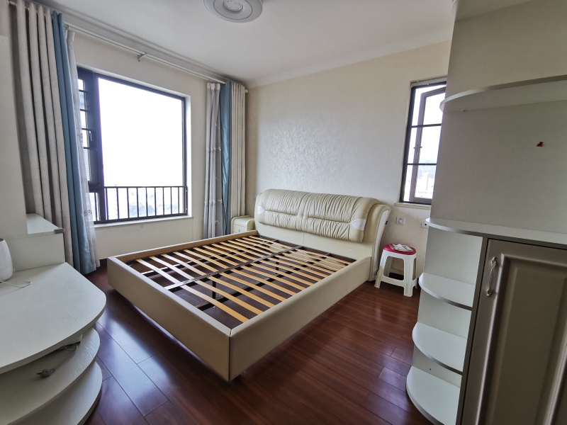 3室2廳2陽臺(tái) 中海學(xué)府路8號(hào)客廳