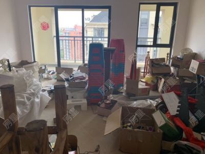 4室2廳2陽臺(tái) 萬科銀海泊岸瀾庭客廳