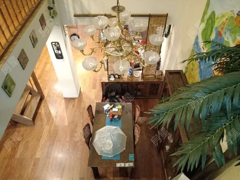 6室2廳2陽臺 楓林盛景西區(qū)別墅客廳