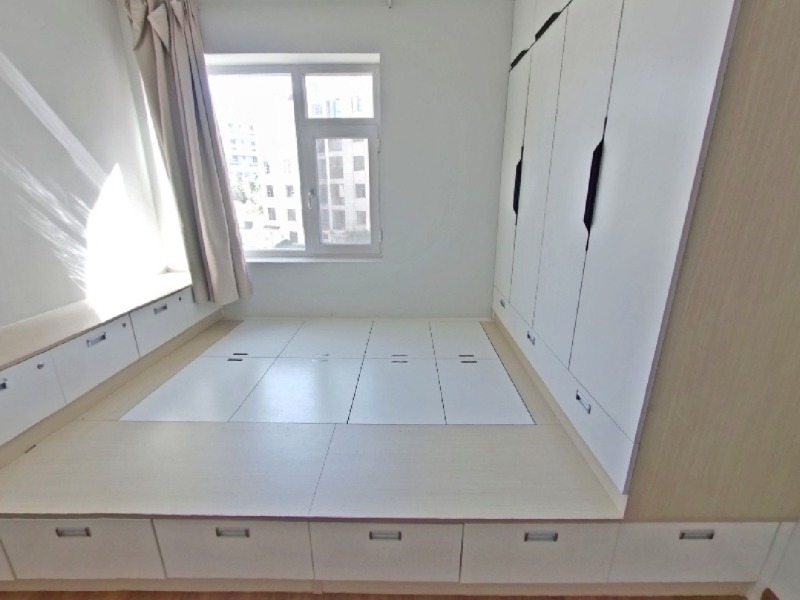 6室2廳2陽臺(tái) 金康園臥室