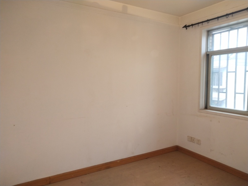 4室2廳2陽(yáng)臺(tái) 鑫安花園客廳