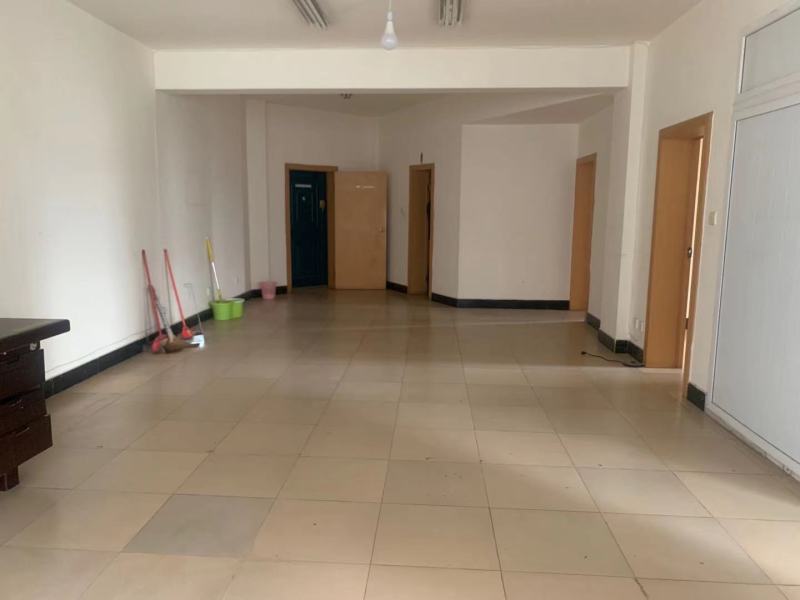 4室2廳2陽臺(tái) 近華浦路近華商住樓客廳