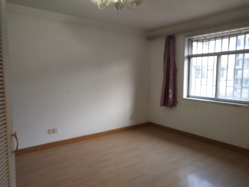 4室2廳2陽(yáng)臺(tái) 鑫安花園客廳