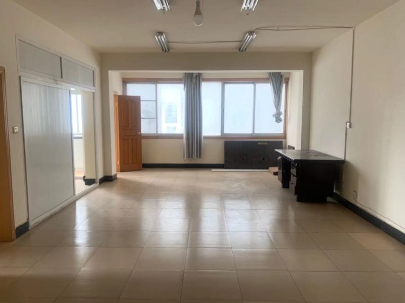 4室2廳2陽臺(tái) 近華浦路近華商住樓客廳