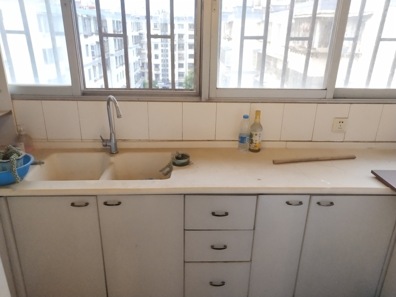 4室2廳2陽(yáng)臺(tái) 鑫安花園客廳