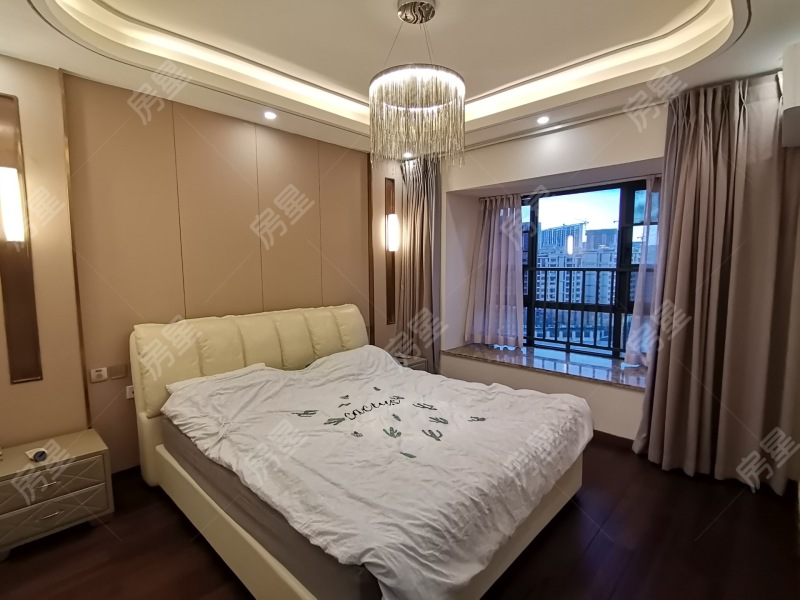 5室2廳2陽臺 萬科銀海泊岸瀾庭臥室