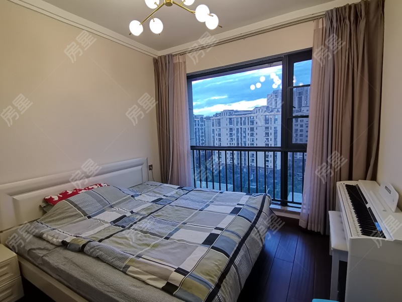 5室2廳2陽臺 萬科銀海泊岸瀾庭臥室