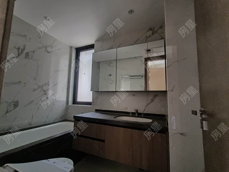 4室2廳2陽臺 華夏四季一期衛(wèi)生間