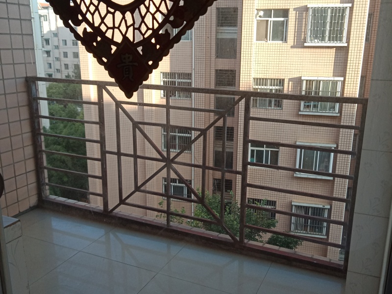 5室2廳1陽(yáng)臺(tái) 凱苑小區(qū)陽(yáng)臺(tái)