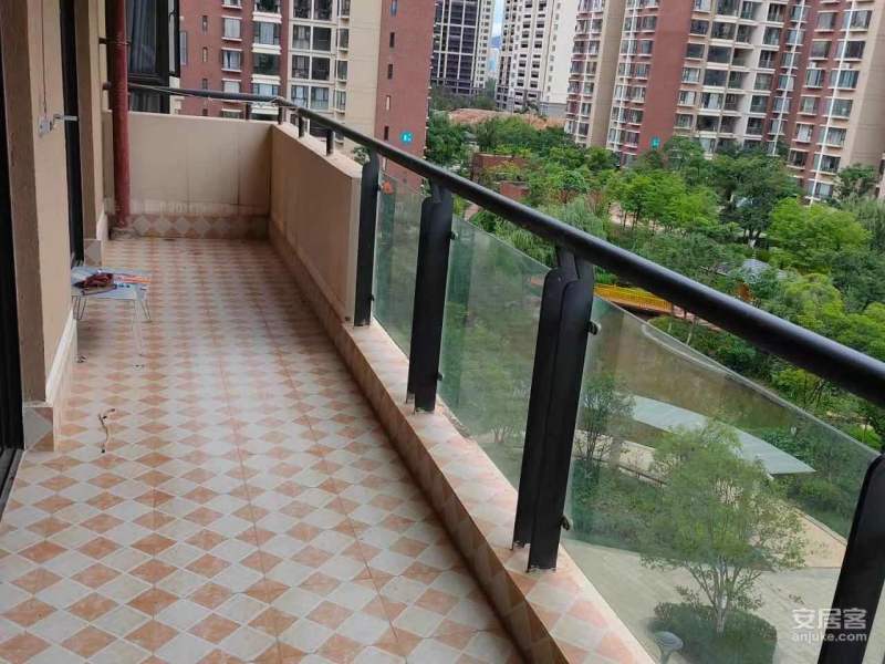 4室2廳2陽(yáng)臺(tái) 清水佳湖雅居陽(yáng)臺(tái)