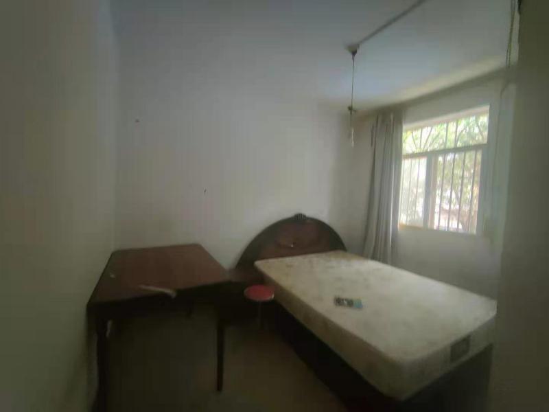 2室2廳1陽臺(tái) 云大東二院家屬區(qū)臥室