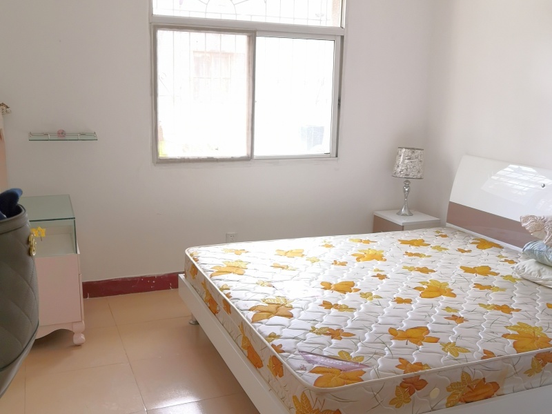 3室2廳2陽(yáng)臺(tái) 學(xué)府路83號(hào)臥室