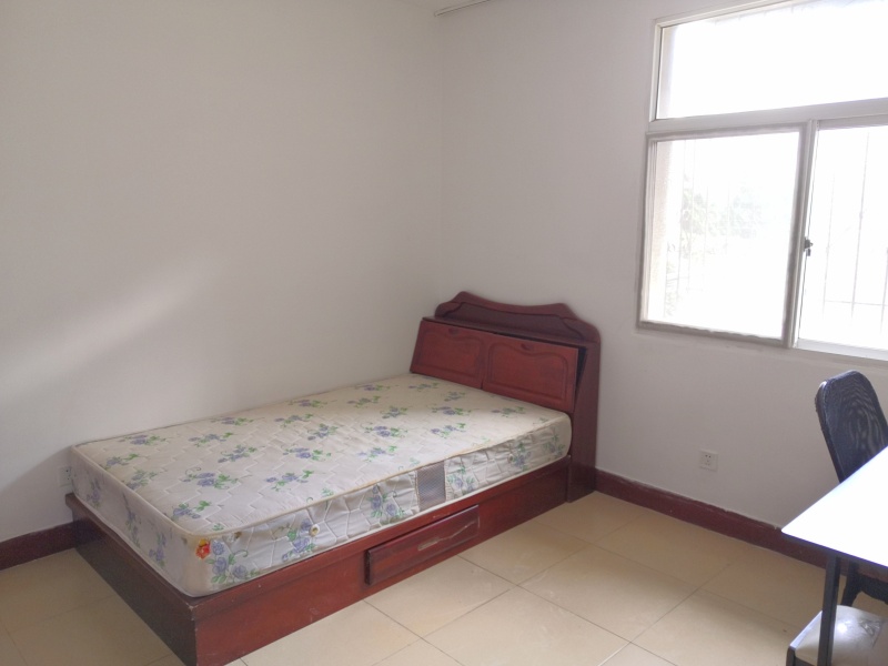 3室2廳2陽(yáng)臺(tái) 學(xué)府路83號(hào)臥室