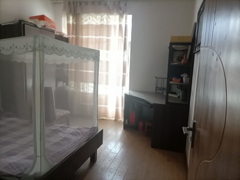 5室2廳2陽(yáng)臺(tái) 經(jīng)緯花園客廳