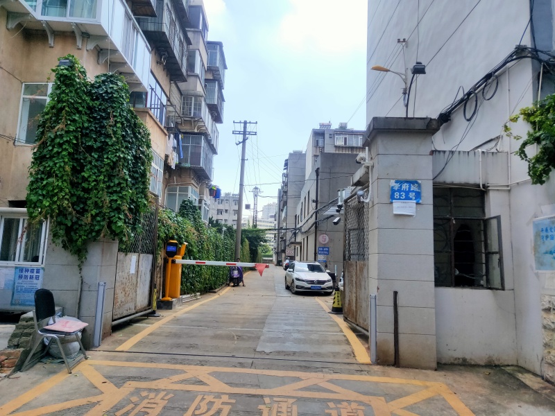 3室2廳2陽(yáng)臺(tái) 學(xué)府路83號(hào)其他