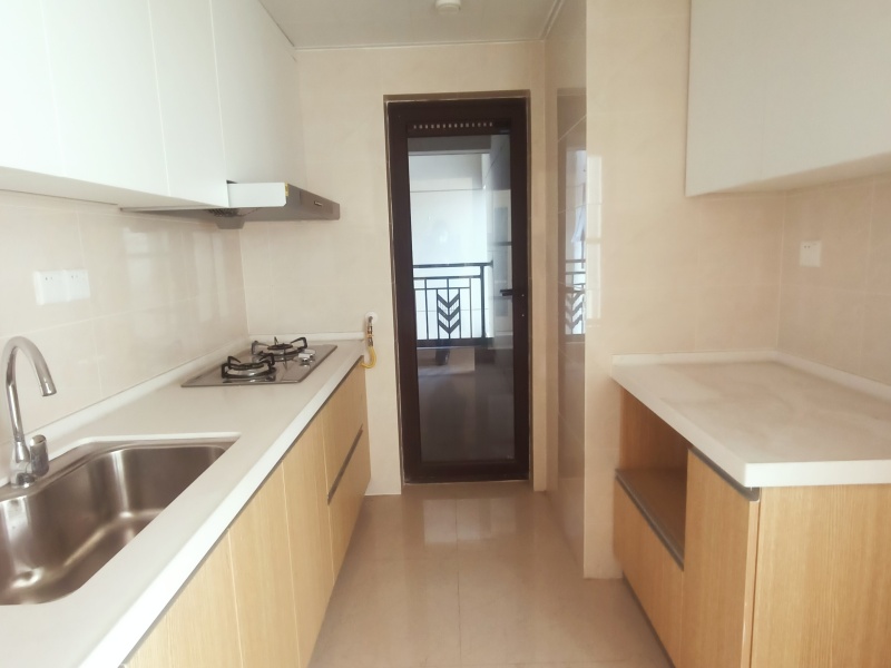 3室2廳2陽(yáng)臺(tái) 中海龍泉公館客廳