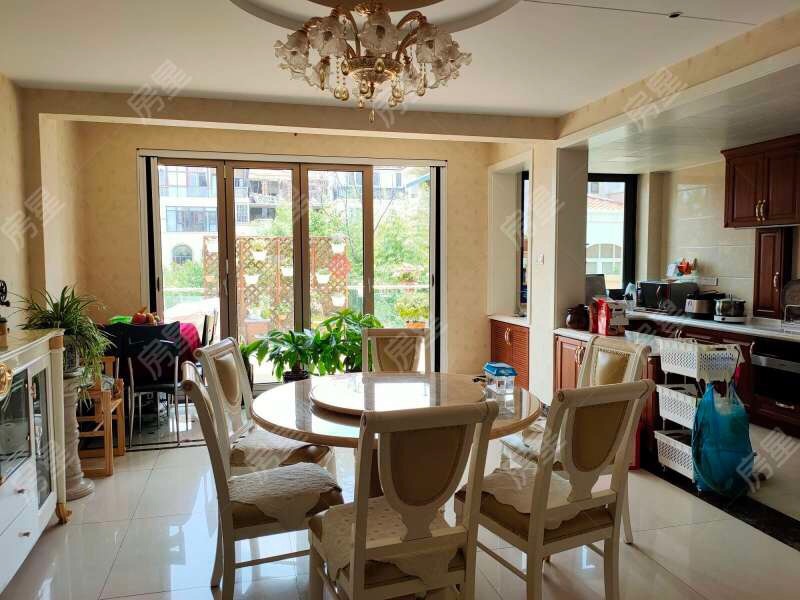 5室2廳2陽臺(tái) 香檳小鎮(zhèn)別墅客廳