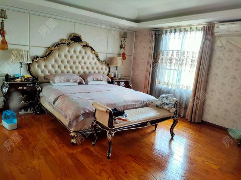 5室2廳2陽臺(tái) 香檳小鎮(zhèn)別墅客廳