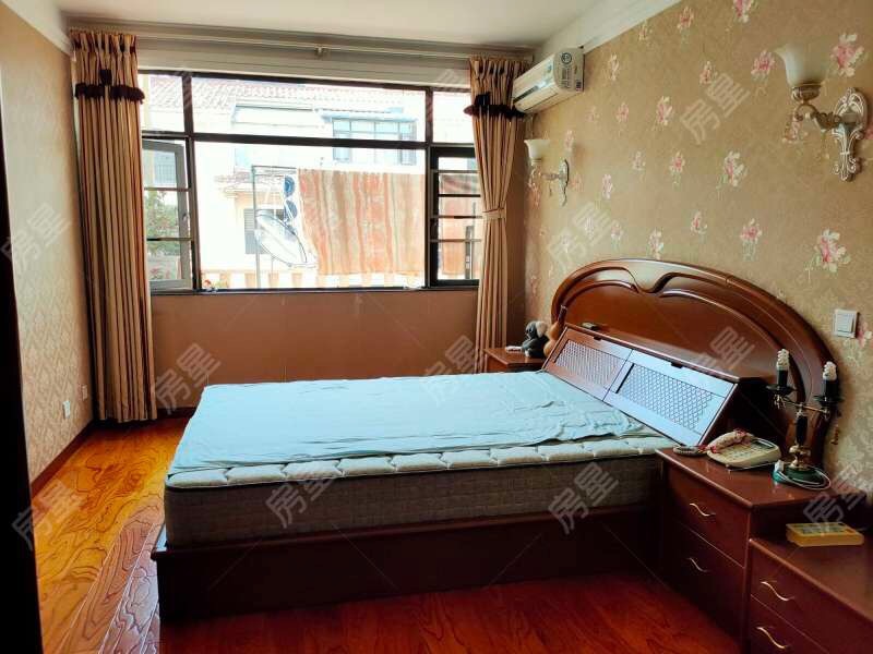 5室2廳2陽臺(tái) 香檳小鎮(zhèn)別墅客廳